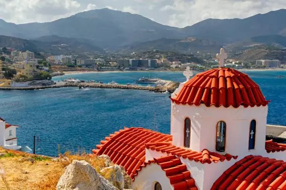 Panorama en Karpathos: iglesia con techo rojo con arquitectura típica griega