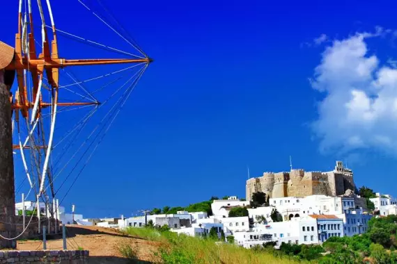 Isla de Patmos: molino y pueblo con casas blancas